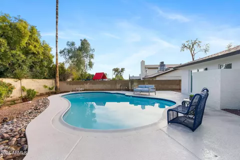 Exterior - 2318 E Sahuaro Dr, Phoenix, AZ 85028 photo 4 of 9
