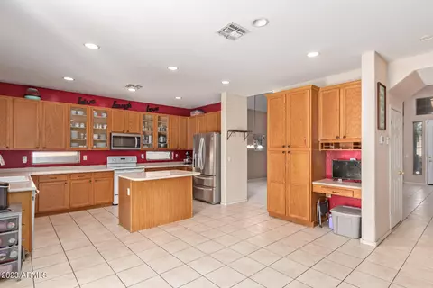 Kitchen - 9853 E Navarro Ave, Mesa, AZ 85209 photo 2 of 3