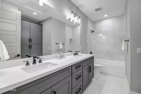 Bath - 709 W Solano Dr, Phoenix, AZ 85013 photo 8 of 12