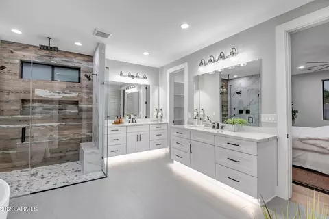 Bath - 709 W Solano Dr, Phoenix, AZ 85013 photo 1 of 12