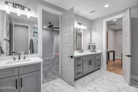 Bath - 709 W Solano Dr, Phoenix, AZ 85013 photo 10 of 12
