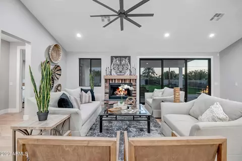 Living - 709 W Solano Dr, Phoenix, AZ 85013 photo 1 of 5