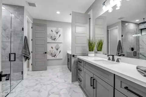 Bath - 709 W Solano Dr, Phoenix, AZ 85013 photo 11 of 12