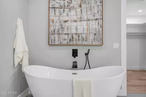 Bath - 709 W Solano Dr, Phoenix, AZ 85013 photo 6 of 12