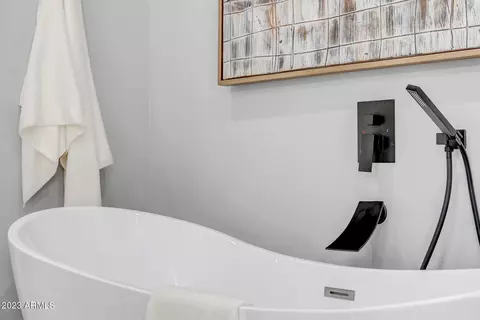 Bath - 709 W Solano Dr, Phoenix, AZ 85013 photo 5 of 12