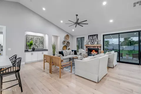 Living - 709 W Solano Dr, Phoenix, AZ 85013 photo 2 of 5