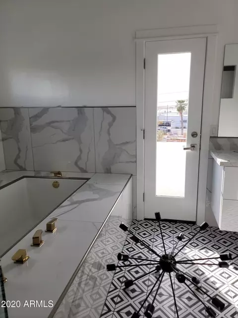 Bath - 1825 E Adams St, Phoenix, AZ 85034 photo 4 of 41