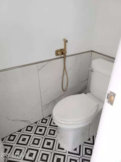 Bath - 1825 E Adams St, Phoenix, AZ 85034 photo 11 of 41