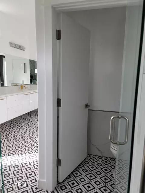 Bath - 1825 E Adams St, Phoenix, AZ 85034 photo 10 of 41