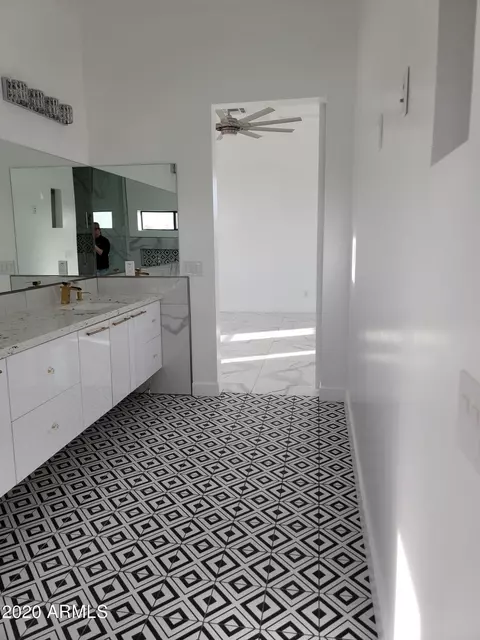 Bath - 1825 E Adams St, Phoenix, AZ 85034 photo 7 of 41