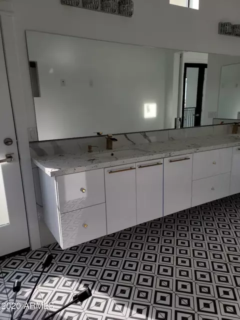 Bath - 1825 E Adams St, Phoenix, AZ 85034 photo 5 of 41