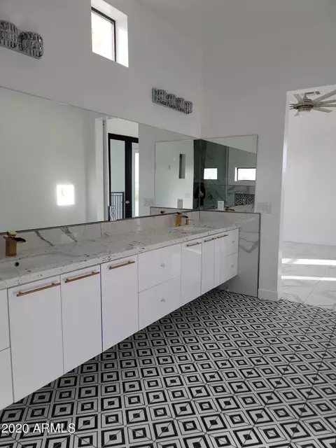 Bath - 1825 E Adams St, Phoenix, AZ 85034 photo 6 of 41