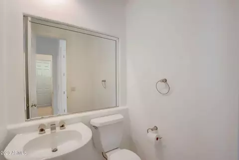 Bath - 3034 E Squaw Peak Cir, Phoenix, AZ 85016 photo 6 of 11