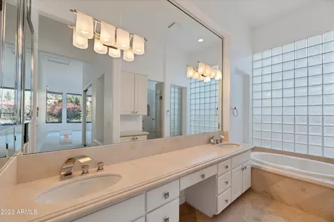 Bath - 3034 E Squaw Peak Cir, Phoenix, AZ 85016 photo 7 of 11