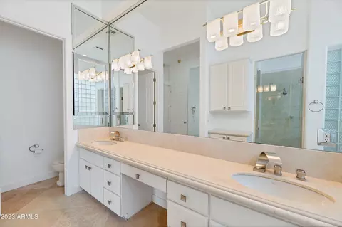 Bath - 3034 E Squaw Peak Cir, Phoenix, AZ 85016 photo 10 of 11