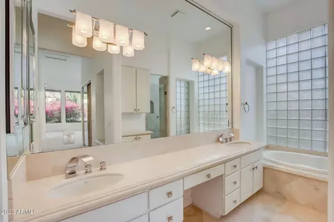 Bath - 3034 E Squaw Peak Cir, Phoenix, AZ 85016 photo 1 of 11