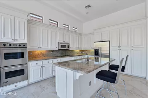 Kitchen - 3034 E Squaw Peak Cir, Phoenix, AZ 85016 photo 4 of 6