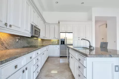 Kitchen - 3034 E Squaw Peak Cir, Phoenix, AZ 85016 photo 3 of 6