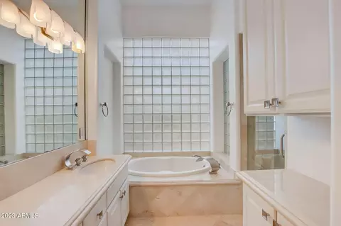 Bath - 3034 E Squaw Peak Cir, Phoenix, AZ 85016 photo 4 of 11
