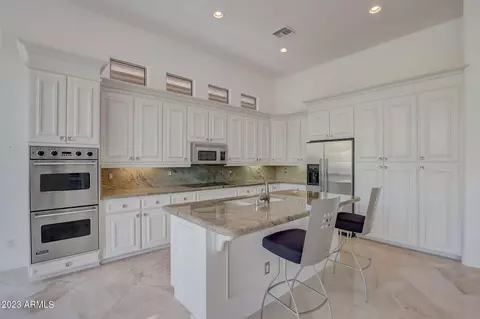 Kitchen - 3034 E Squaw Peak Cir, Phoenix, AZ 85016 photo 5 of 6