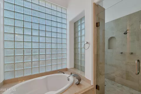 Bath - 3034 E Squaw Peak Cir, Phoenix, AZ 85016 photo 9 of 11