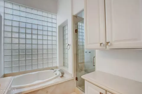 Bath - 3034 E Squaw Peak Cir, Phoenix, AZ 85016 photo 2 of 11