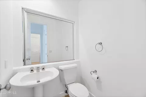 Bath - 3034 E Squaw Peak Cir, Phoenix, AZ 85016 photo 8 of 11