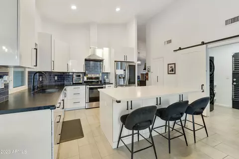 902 W Iris Dr, Gilbert, AZ 85233 photo 3