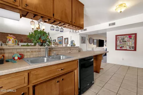 Kitchen - 1675 E Verlea Dr, Tempe, AZ 85282 photo 4 of 5