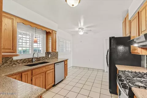 5037 E Clarendon Ave, Phoenix, AZ 85018 photo 3