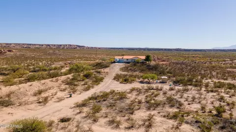 2407 E Gingerbread Ln, Benson, AZ 85602