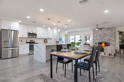 Dining - 2531 E Mercer Ln, Phoenix, AZ 85028 photo 1 of 2