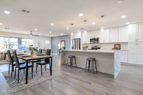 Dining - 2531 E Mercer Ln, Phoenix, AZ 85028 photo 2 of 2