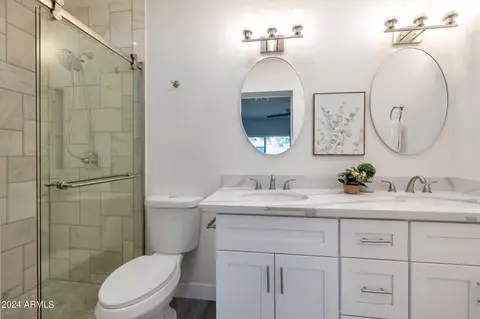 Bath - 2531 E Mercer Ln, Phoenix, AZ 85028 photo 2 of 2
