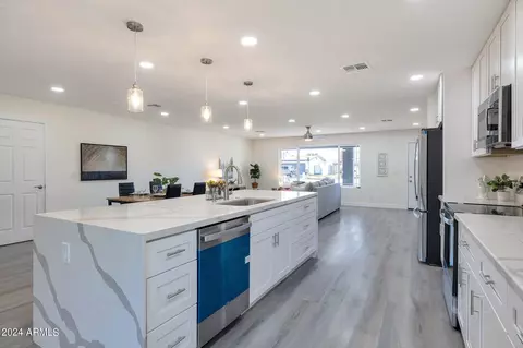 Kitchen - 2531 E Mercer Ln, Phoenix, AZ 85028 photo 3 of 5
