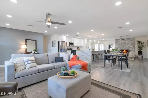Living - 2531 E Mercer Ln, Phoenix, AZ 85028 photo 2 of 3
