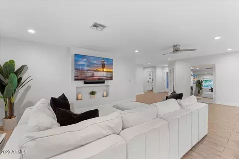 5425 E Verde Ln, Phoenix, AZ 85018 photo 8
