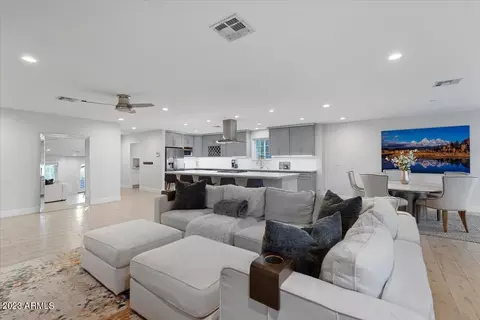 5425 E Verde Ln, Phoenix, AZ 85018 photo 9
