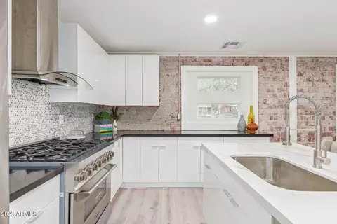 Kitchen - 3733 E Piccadilly Rd, Phoenix, AZ 85018 photo 3 of 4