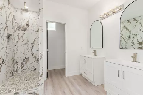 Bath - 3733 E Piccadilly Rd, Phoenix, AZ 85018 photo 3 of 4