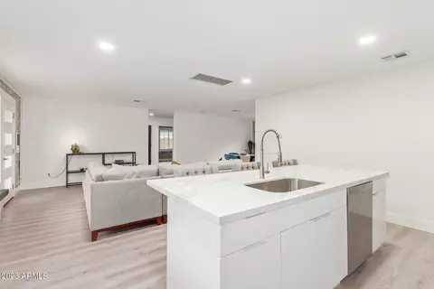 Kitchen - 3733 E Piccadilly Rd, Phoenix, AZ 85018 photo 4 of 4