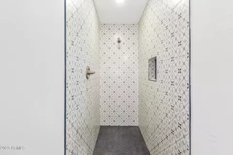 Bath - 3733 E Piccadilly Rd, Phoenix, AZ 85018 photo 2 of 4