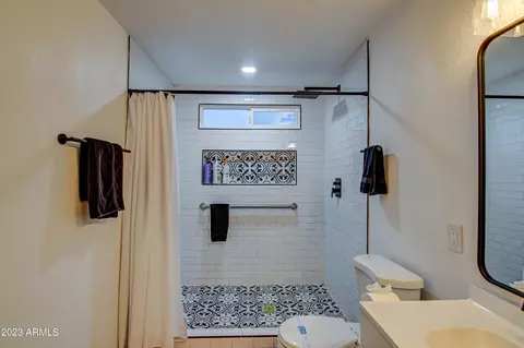 Bath - 2241 E Garfield St, Phoenix, AZ 85006 photo 4 of 8