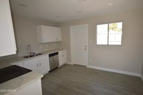 2828 W Echo Ln, Phoenix, AZ 85051 photo 5