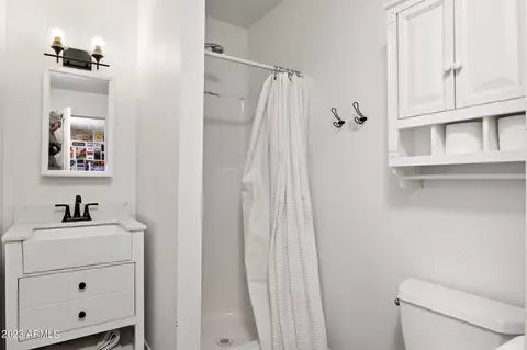 Bath - 5533 E Cheery Lynn Rd, Phoenix, AZ 85018 photo 6 of 6