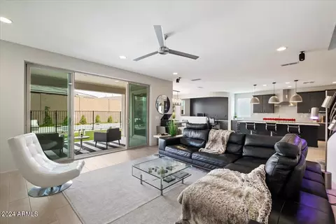 Living - 5954 E Abraham Ln, Phoenix, AZ 85054 photo 2 of 5