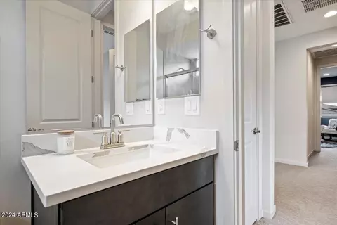 Bath - 5954 E Abraham Ln, Phoenix, AZ 85054 photo 8 of 8
