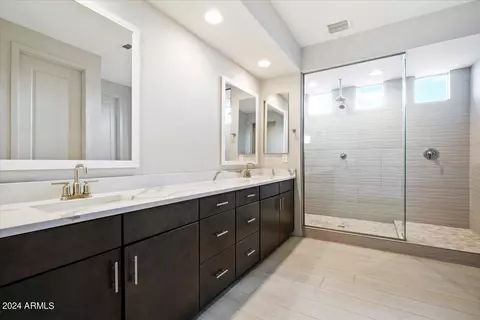 Bath - 5954 E Abraham Ln, Phoenix, AZ 85054 photo 1 of 8