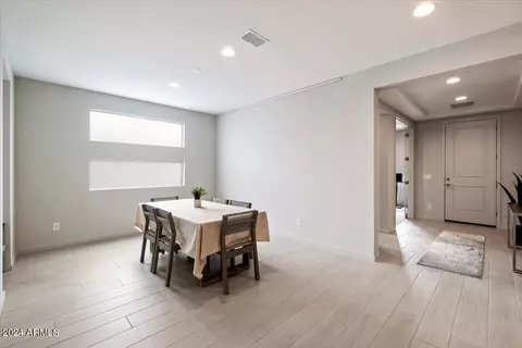 Dining - 5954 E Abraham Ln, Phoenix, AZ 85054 photo 4 of 4