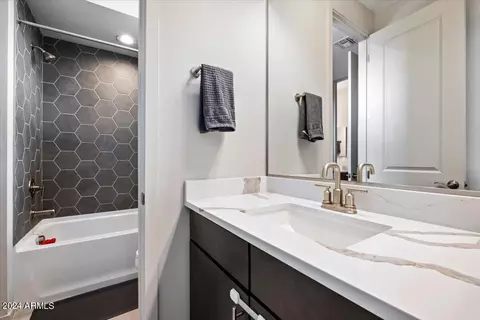 Bath - 5954 E Abraham Ln, Phoenix, AZ 85054 photo 3 of 8